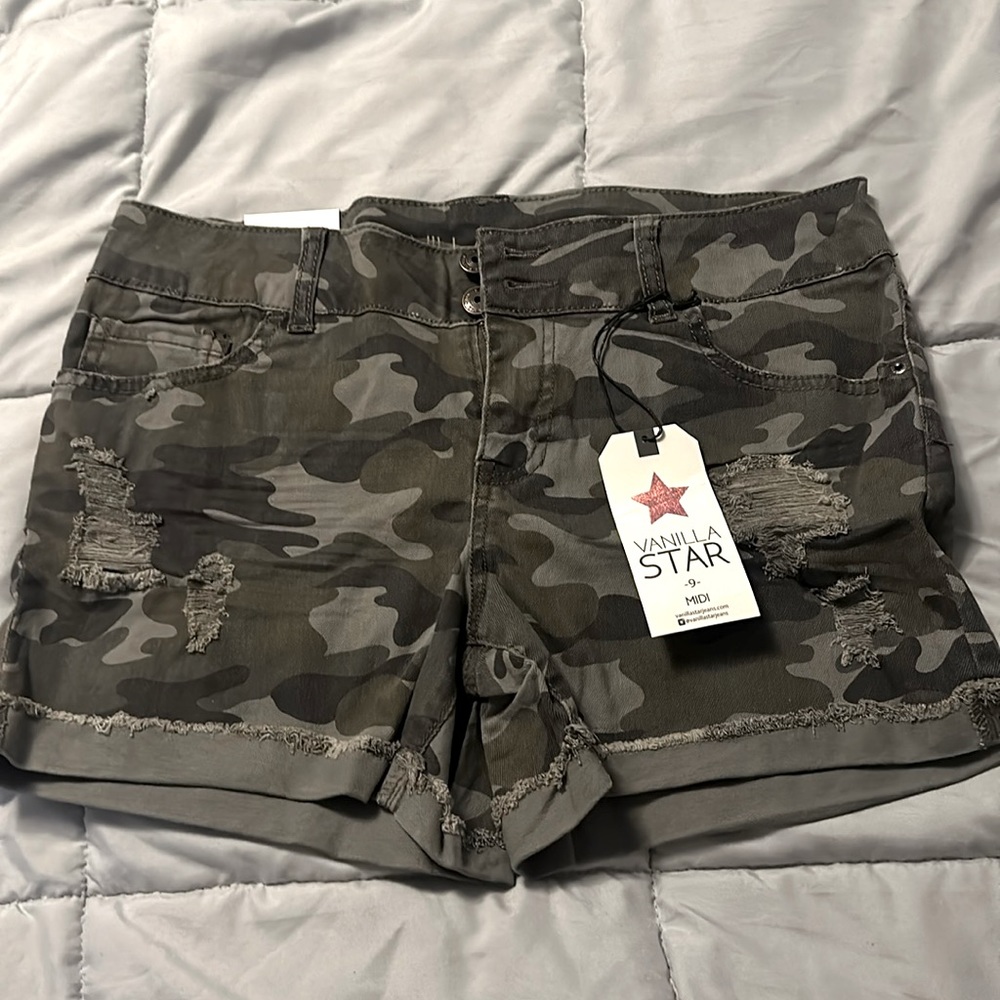 Vanilla Star camo shorts